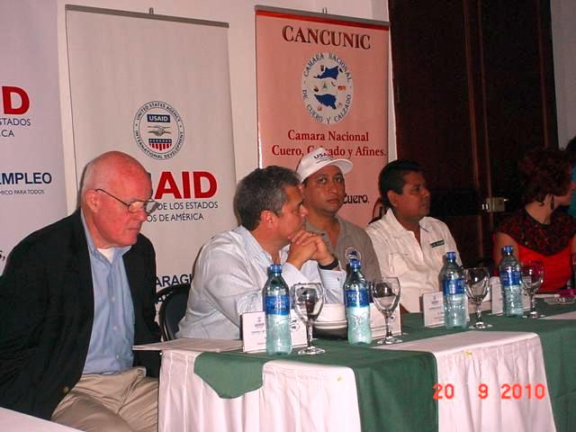 Timothy O&acute;Hare, de la USAID (izq.) y Alex Delgado, al centro y de gorra blanca